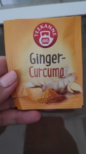 Holding Teekanne Ginger-Curcuma